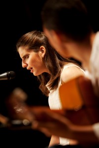 María Auxiliadora cantando y Álvaro Mora con su guitarra interpretando su pieza 'Granainas'