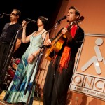 Uno de los grupos interpreta su pieza en la gala