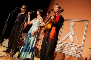 Uno de los grupos interpreta su pieza en la gala