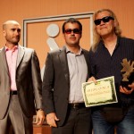 Uno de los finalistas del concurso recibe una placa conmemorativa y un diploma