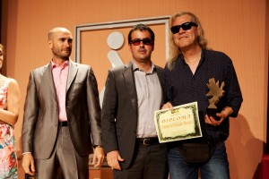 Uno de los finalistas del concurso recibe una placa conmemorativa y un diploma