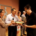 El presidente del Consejo Territorial de la ONCE en Andalucía, Ceuta y Melilla entrega uno de los diplomas a un participante