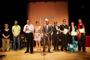 Uno de los grupos finalistas recogiendo sus diplomas