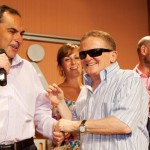 El presidente del Consejo Territorial felicita a uno de los finalistas del Concurso