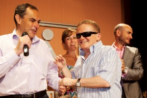 El presidente del Consejo Territorial felicita a uno de los finalistas del Concurso