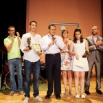 Los ganadores del segundo premio posan junto a Ventura Pazos