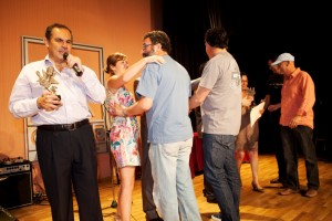 El grupo jerezano ?los de la Jambá', ganadores del primer premio, recogiendo su premio