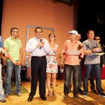 El grupo jerezano 'Los de la Jambá' ganadores del I Concurso Habilidades Musicales, posan junto al presidente del Consejo Ventura Pazos