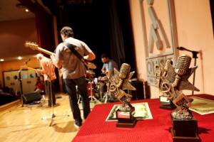 Imagen de las placas conmemorativas de los finalistas del concurso