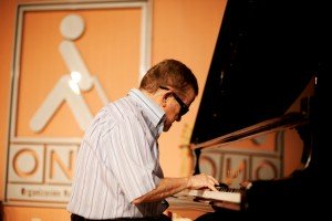 Uno de los finalistas tocando el piano durante la gala