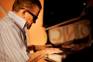 Uno de los finalistas tocando el piano