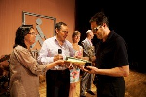 El presidente del Consejo Territorial de la ONCE en Andalucía, Ceuta y Melilla entrega uno de los diplomas a un participante