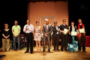 Uno de los grupos finalistas recogiendo sus diplomas