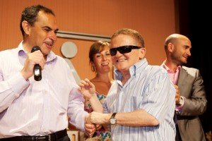 El presidente del Consejo Territorial felicita a uno de los finalistas del Concurso