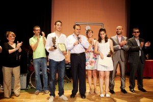 Los ganadores del segundo premio posan junto a Ventura Pazos