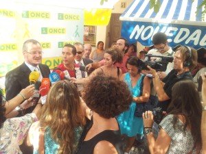 El sudelegado territorial de la ONCE en Andalucía, Patricio Cárceles, comparece ante la gran multitud de medios en Torreblanca