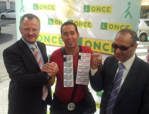 El delegado y el subdelegado territorial juntan sus manos sonrientes con el vendedor