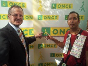 El delegado territorial de la ONCE en Andalucía, Patricio Cárceles, posa junto al vendedor que ha repartido más de 27 millones de euros, Francisco Pereira