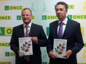 El delegado territorial y el director de Algeciras mostrando un ejemplar de la Memoria