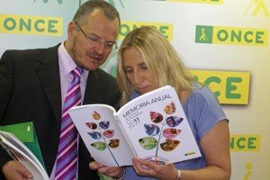 El delegado territorial y la directora de Córdoba consultan el contenido de la Memoria