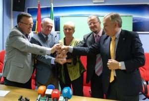 Los máximos representantes del sector pesquero andaluz juntan sus manos con la directora general de Pesca y el delegado territorial de la ONCE en Andalucía, Ceuta y Melilla