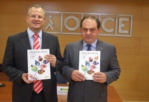 El delegado territorial y el director de Jaén muestran un ejemplar de la Memoria a las cámaras