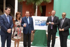 El delegado territorial de la ONCE, Patricio Cárceles, estrecha la mano del consejero de Igualdad y Justicia, Emilio de Llera