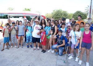 Jóvenes de Sevilla y Huelva muy sonrientes despidiéndose antes de montarse en el autobús
