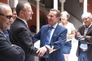 El consejero de Justicia e Interior abraza al delegado territorial a su llegada a la sede de la Consejería en presencia del subdelegado