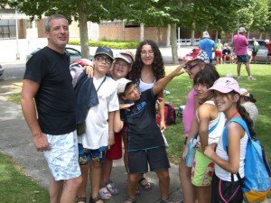 Jóvenes de Sevilla y Huelva posan sonrientes en el campamento de Sierra Morena