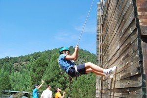 Los chicos realizaron una gran variedad de actividades. En la imagen, un joven escalando