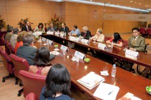 Vista general de la mesa con los participantes