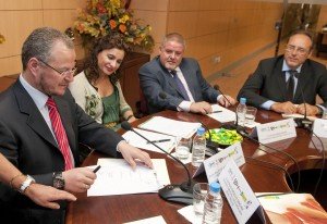 El delegado territorial de la ONCE firma el acta de constitución de la Mesa del Tercer Sector