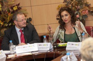 Primer plano de la consejera de Salud y Bienestar Social junto al delegado territorial en un momento de su interveción