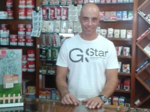 Primer plano de Manuel Garrido, titular del estanco malagueño que repartió el premio