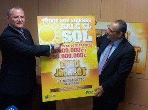 El delegado territorial de la ONCE en Andalucía, Patricio Cárceles, y el subdelegado territorial, Francisco Arroyo, durante el acto de presentación del nuevo juego