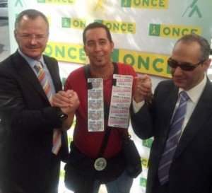 Francisco Pereira estrecha sus manos con el delegado territorial de la ONCE en Andalucía, Patricio Cárceles, y el subdelegado, Francisco Arroyo