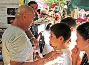 Imagen del grupo de alumnos en el stand del Cacao Maya