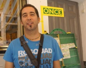 Primer plano de Francisco Pereira que posa en las puertas de la panadería donde habitualmente vende