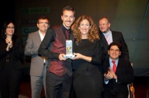 la directora del Instituto Andaluz del Flamenco, María Ángeles Carrasco entrega el premio al guitarrista 'El Fresquito'