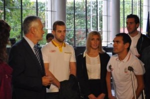 Varios deportistas conversan con el presidente