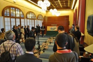 Plano General de la sala donde tuvo lugar la presentación, con el delegado territorial de la ONCE, Patricio Cárceles, al fondo