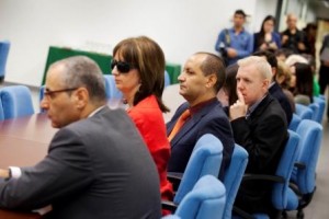 Los representantes de la ONCE escuchan atentamente las palabras de la consejera