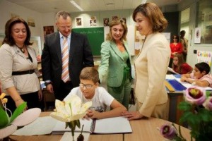 La consejera de Educación y el delegado territorial de la ONCE junto a la directora general de Planificación y Centros de la Junta de Andalucía, Elena Marín, y la directora del Centro de Recursos Educativos, Amparo Cruz