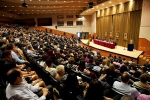 Plano general de la sala donde tuvo lugar el acto