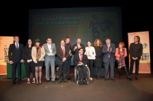 IMagen de los premiados junto a los distintos representantes de las entidades organizadoras