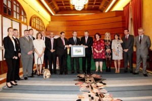 Plano general de los directivos de la ONCE y los integrantes de la Mesa del Parlamento co la imagen