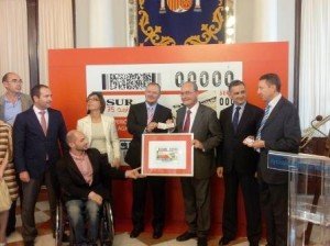 El delegado territorial de la ONCe en Adalucía, Ceuta y Melilla, Patricio Cárceles, junto al alcalde de Málaga, Francisco de la Torre en el acto de presentación