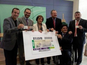 Imagen del delegado territorial de la ONCE en Andalucía, Patricio Cárceles, junto a los representantes de la entidad en la presentación de la imagen del cupón