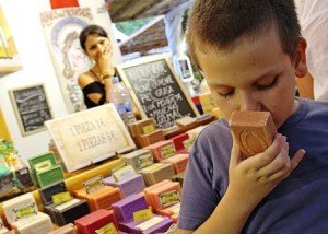 Un alumno del CRE huele uno de los jabones artesanales expuestos en la Feria